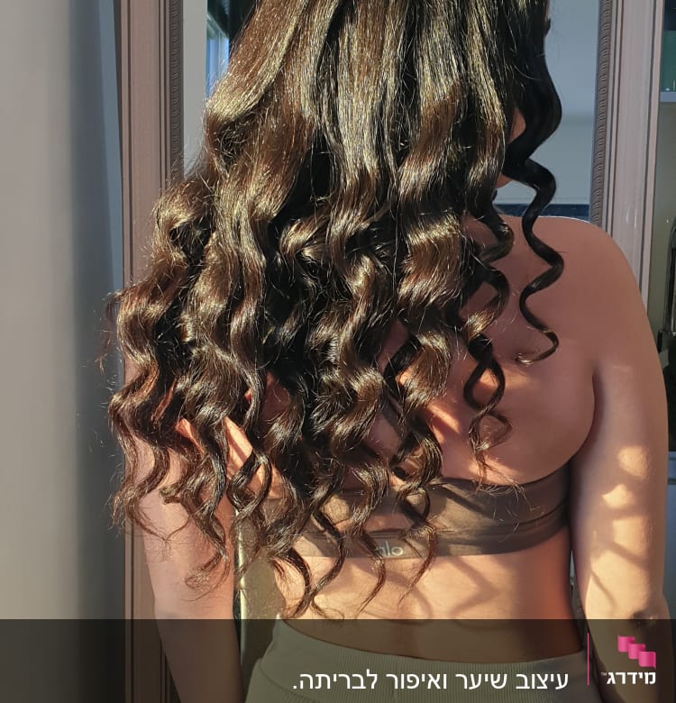 שיער ארוך מתולתל ומבריק עם ברק טבעי